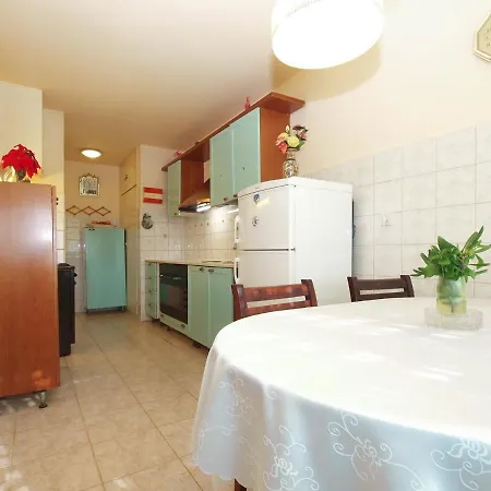 Momcilo 1995 Apartment Pula
